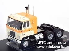 Автоминиатюра модели - GMC Astro 95 towing vehicle 1970 ochre-yellow/creme 1:43 xo trucks