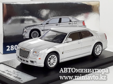 Автоминиатюра модели - Chrysler 300 С  SRT8 silver 1:64 DCT