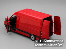 Автоминиатюра модели - VOLKSWAGEN Crafter Van, red 1:24 Cararama