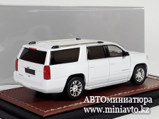 Автоминиатюра модели - Chevrolet Suburben white 1:64 GOC
