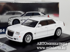 Автоминиатюра модели - Chrysler 300 С  SRT8 white 1:64 DCT