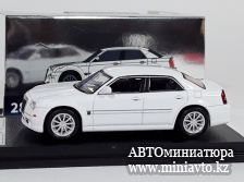 Автоминиатюра модели - Chrysler 300 С  SRT8 white 1:64 DCT