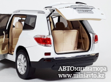 Автоминиатюра модели - Toyota Highlander 2012 White 1:18 China Promo Models