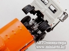 Автоминиатюра модели - АЦ-9 (на шасси МАЗ 5337) серый/оранженый Автоистория 