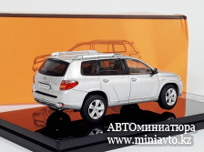 Автоминиатюра модели - Toyota Highlander silver 1:64 GCD