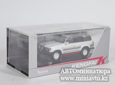Автоминиатюра модели - TOYOTA Land Cruiser J8 (1990) White с багажом 1:64 KengFai
