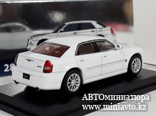 Автоминиатюра модели - Chrysler 300 С  SRT8 white 1:64 DCT