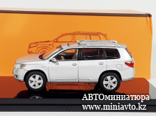 Автоминиатюра модели - Toyota Highlander silver 1:64 GCD